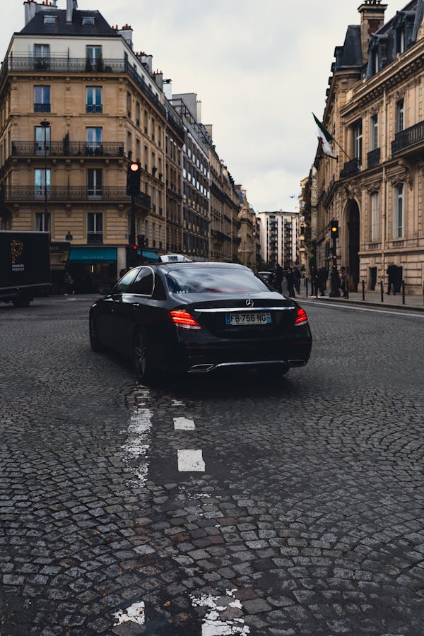 free-photo-of-back-of-a-black-taxi-waiting-at-a-red-light