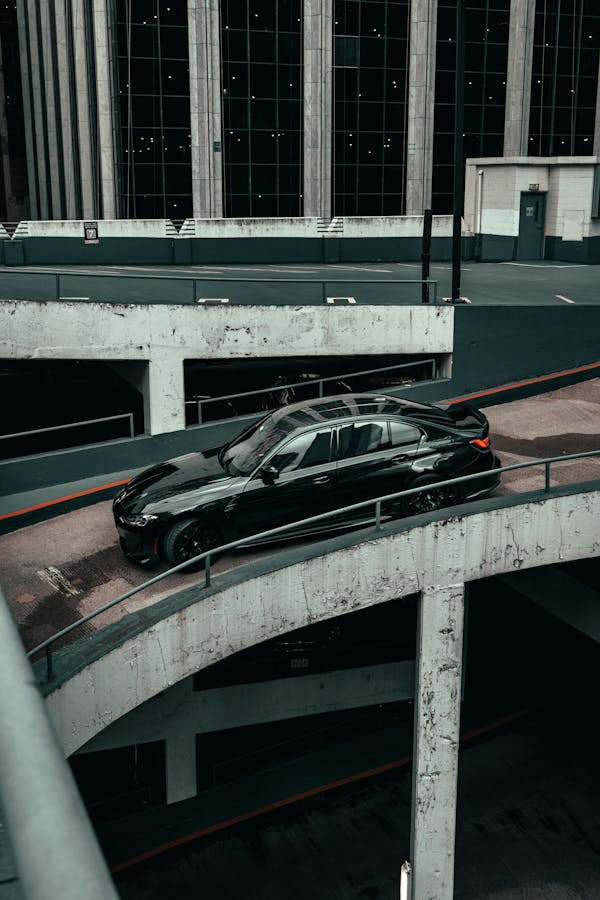 free-photo-of-black-sports-bmw-on-street